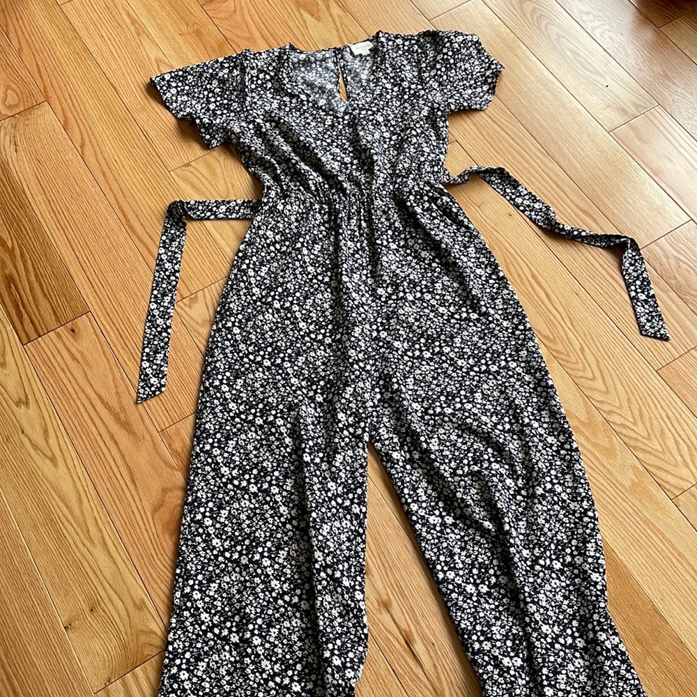 Floral jumpsuit by Everly size medium
